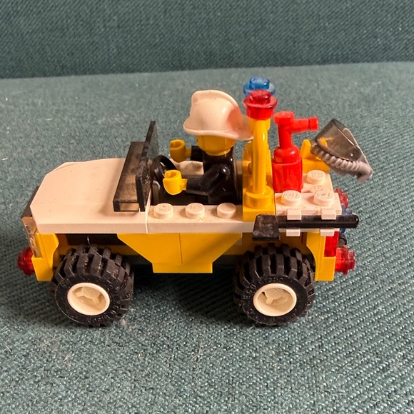 LEGO Emergency Response Vehicles with Two Minifigures - Picture 4 of 10